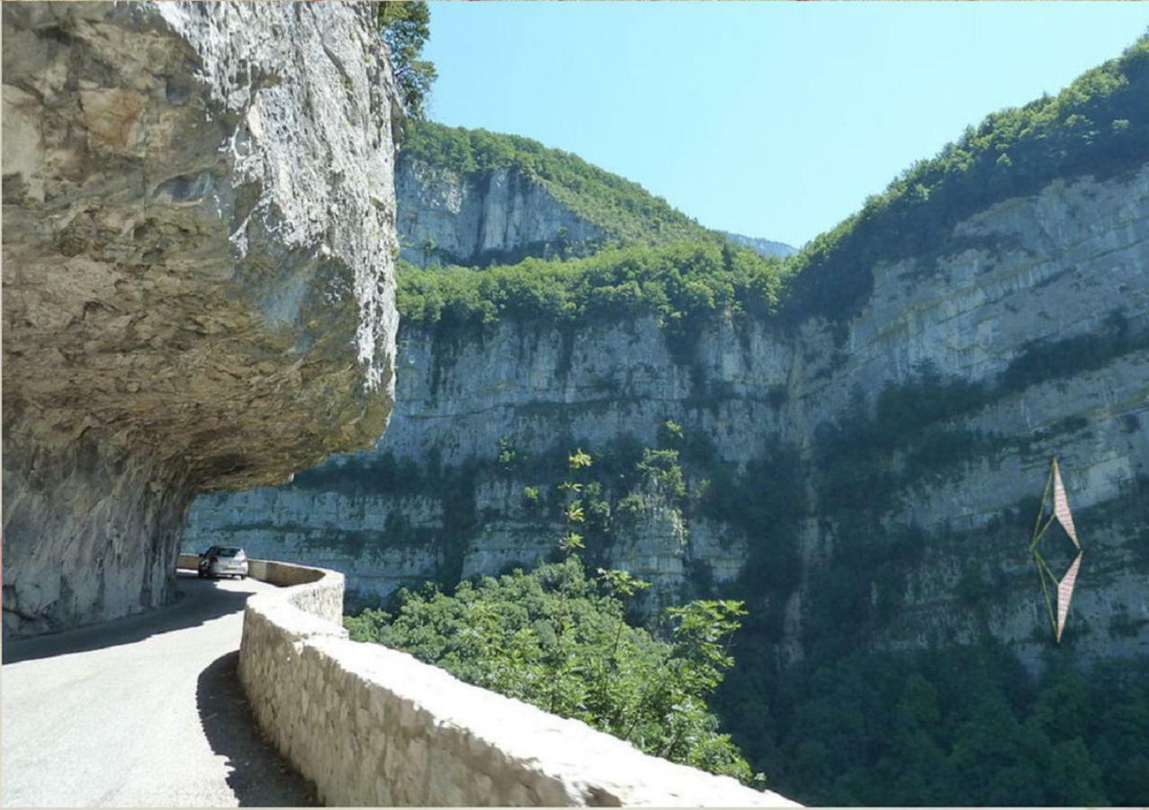 Okami Du Vercors Saint-Laurent-en-Royans Exterior photo